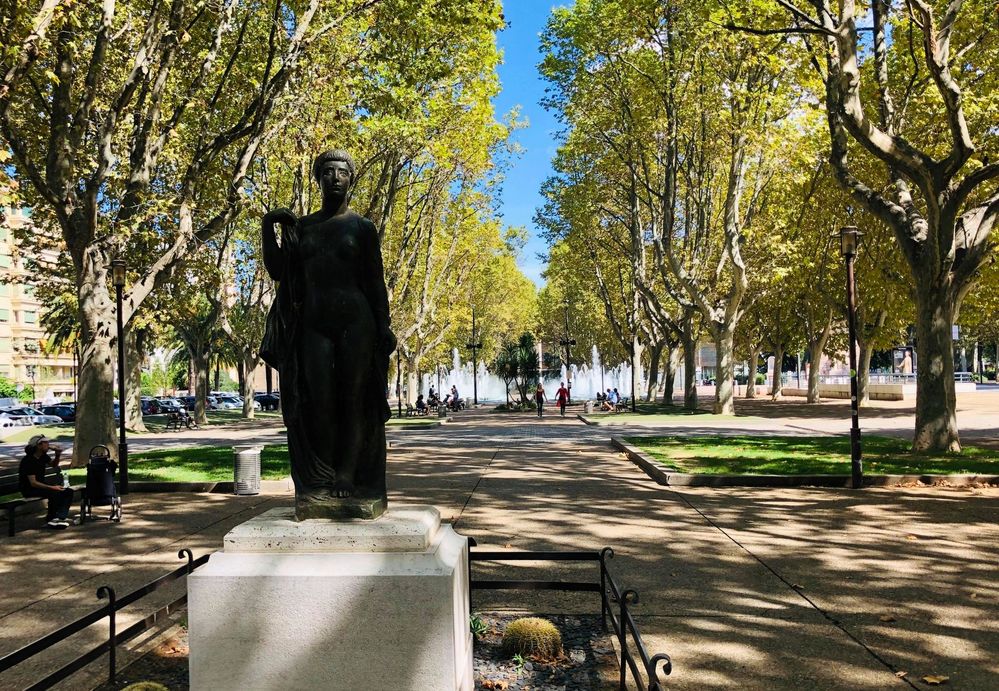 Légende: Une photo de l’Allée Maillol, une allée du parc bordée d'arbres, avec une statue au premier plan et une fontaine au bout. (Local Guide @BorrisS)