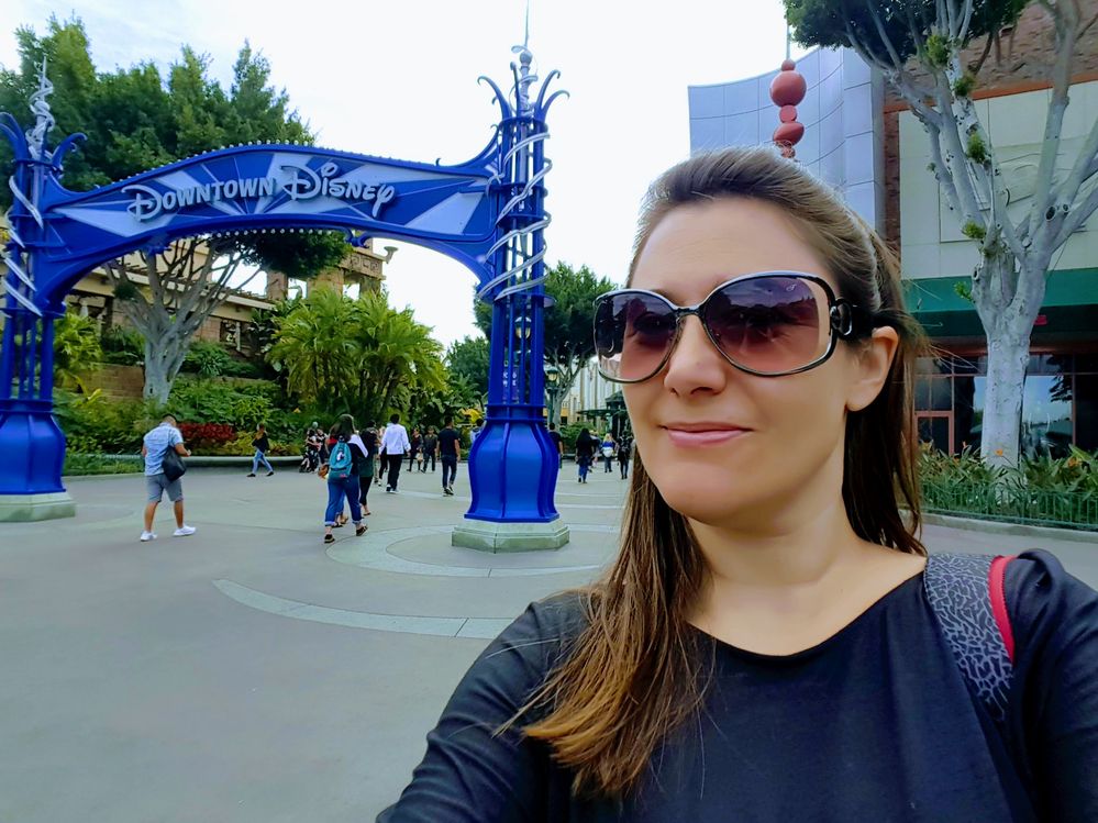 Caption: A selfie of Cecilia in front of a Downtown Disney arch. (Courtesy of Local Guide @CeciliaRatto)