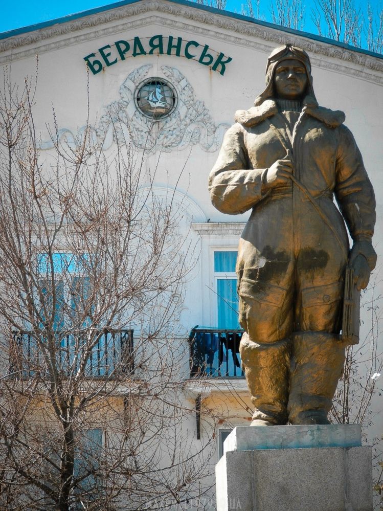 Бердянск.Памятник Полина Осипенко (лётчица) жд вокзал