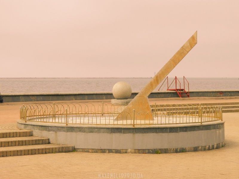 .Бердянск. Памятник "Солнечные часы" (фото ПРО БЕРДЯНСК ИНФО)