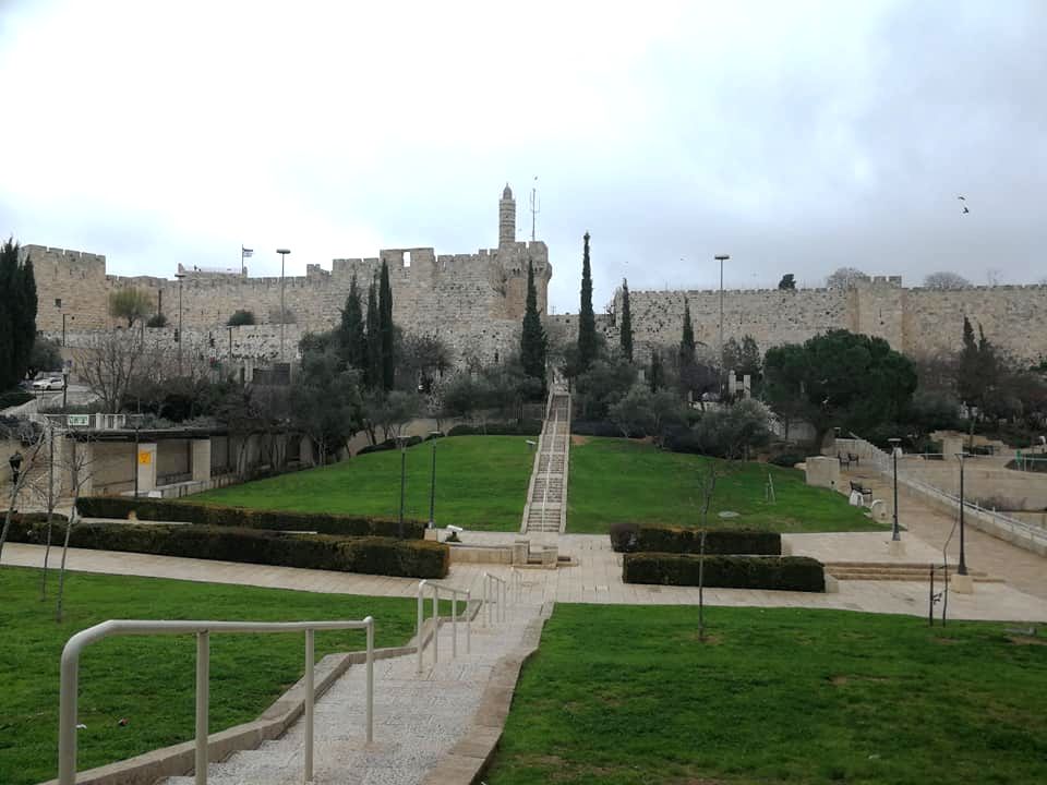 Didascalia: Una foto delle mura della Città Vecchia di Gerusalemme visti dai giardini sul lato Est. (Local Guide @Giu_DiB)