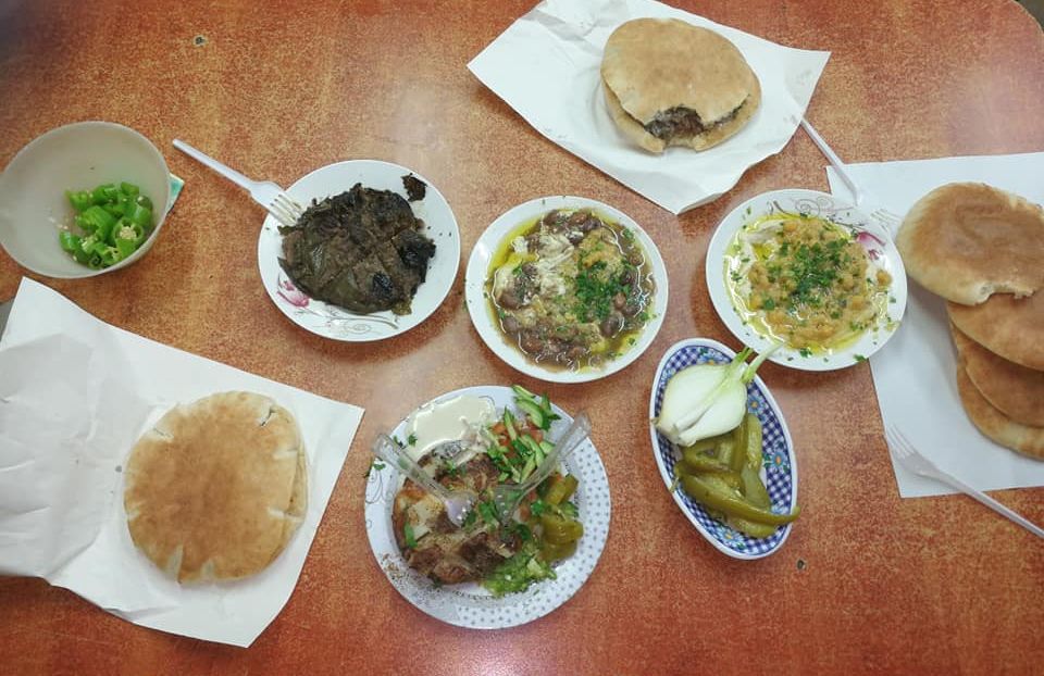 Didascalia: Una foto di sei piatti con varie pietanze e panini su un tavolo. (Local Guide @Giu_DiB)