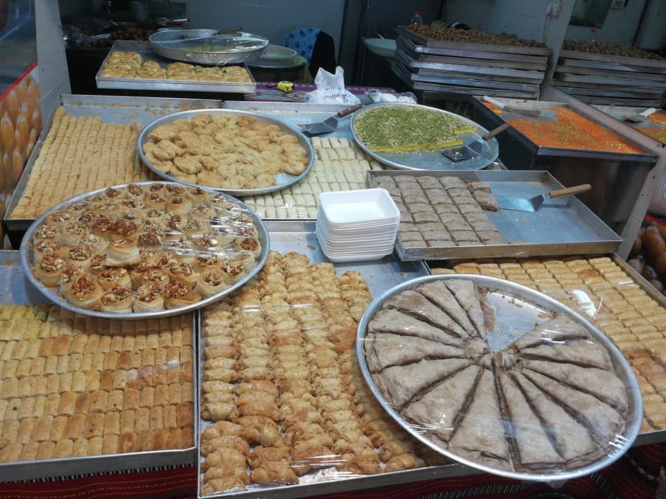 Didascalia: Una foto di molti vassoi di dolci delizie da Confectionery Jafar nel Bazar della Città Vecchia. (Local Guide @Giu_DiB)