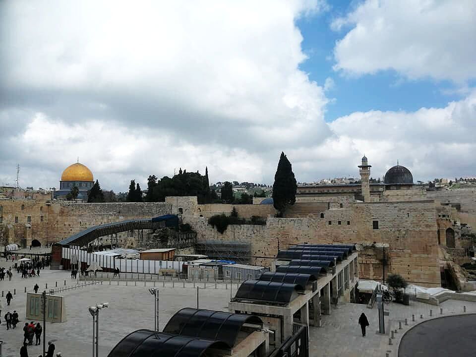 Didascalia: Una foto del Muro del Pianto, dietro il quale si vedono la dorata Cupola della Roccia sulla sinistra e la Moschea di Al-Aqsa sulla destra. (Local Guide @Giu_DiB)