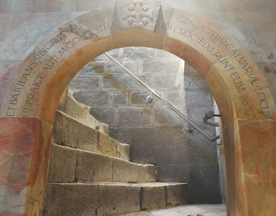 Didascalia: Una foto di un arco di pietra con iscrizione latina nella Basilica del Santo Sepolcro. (Local Guide @Giu_DiB)