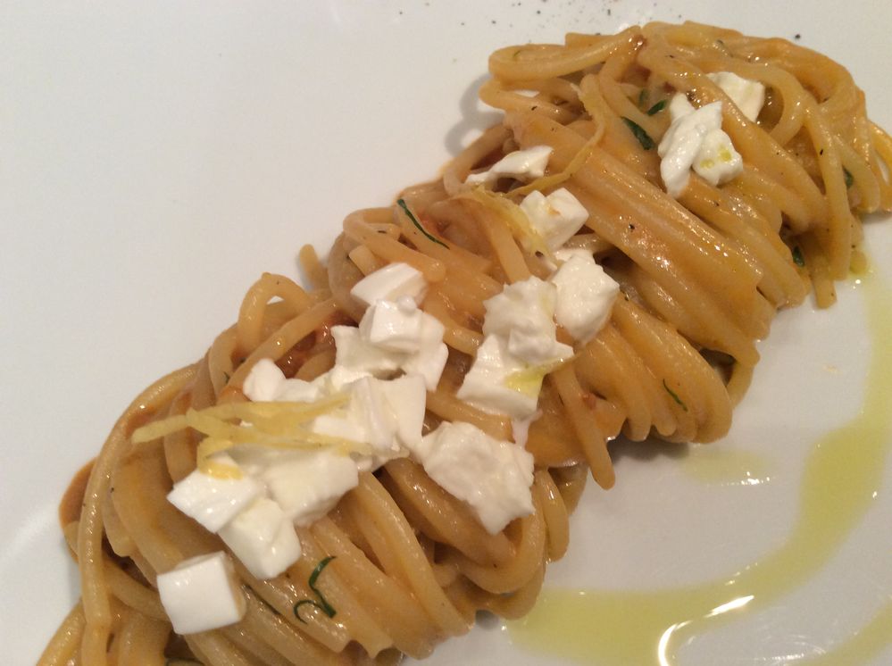 Spaghettone con ricci e mozzarella di Bufala Marianna Vitale Sud Ristorante