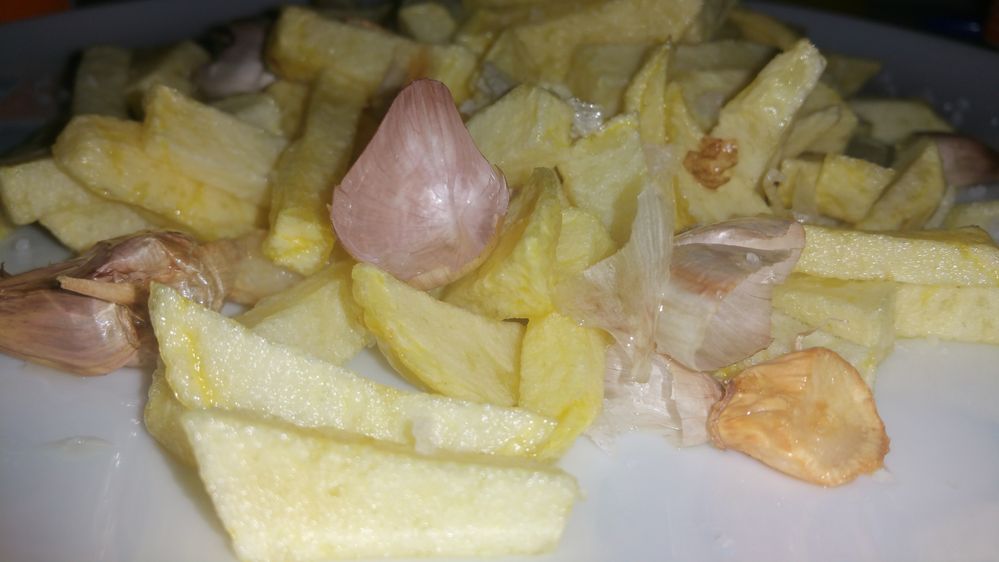 Chips with garlic