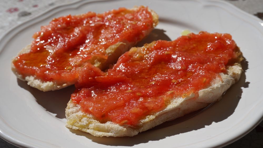 Caption: Toasted portuguese bread with tomato, olive oil and salt (LG @AlejandraMaría)