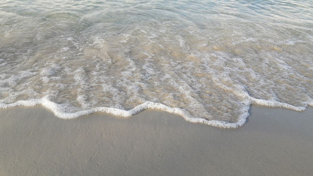 White sand and crystal clear water on the beach, Oppo 2016