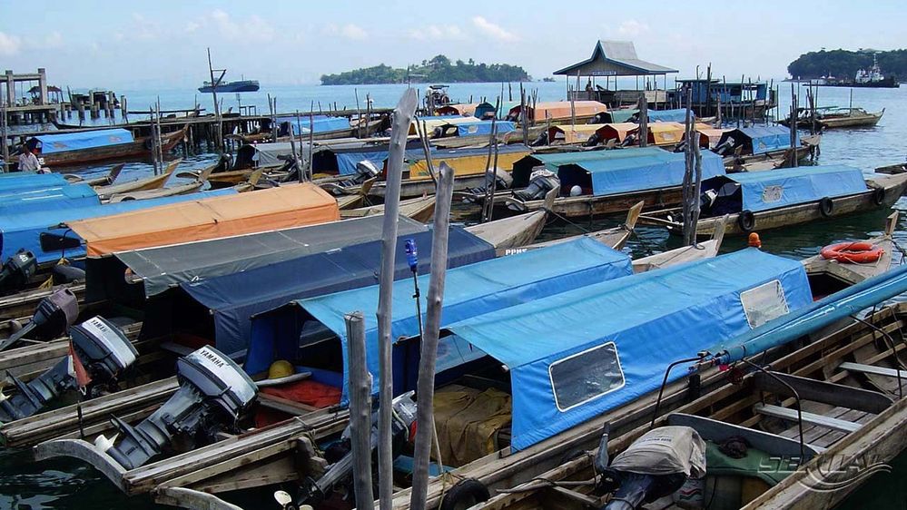 Transportasi laut antar pulau khas kota batam " Boat Pancung "  pulau Belakang_Padang di perbatasan  barat kota batam