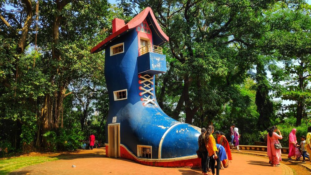 Caption: The Big Shoe at Kamla Nehru Park.