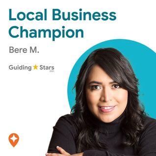 Imagen muestra a la Local Guide Berenice sonriendo y reconocida como parte de los Guiding Stars 2021 con el texto Local Business Champion