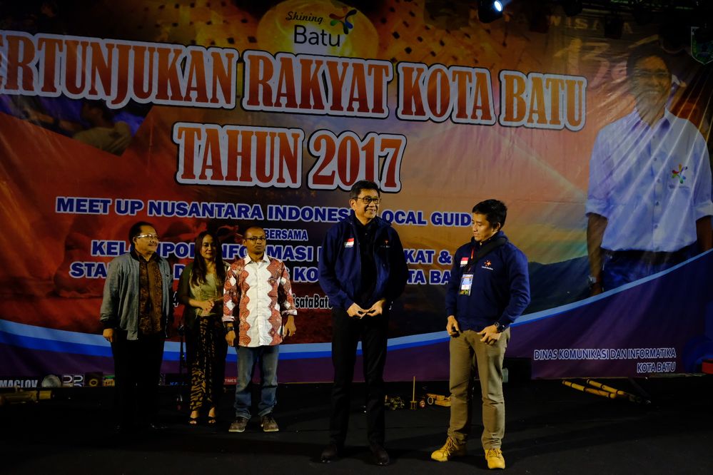 Mayor of Batu city, Edi Rumpoko wore Batu Local Guides Jacket given by @br14n
