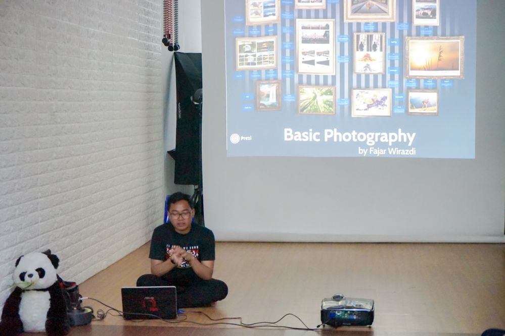 Mr Fajar Wirazdi talk about Basic Photography