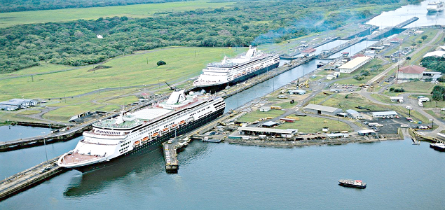 dos cruceros pasan por las esclusas del Canal de Panamá