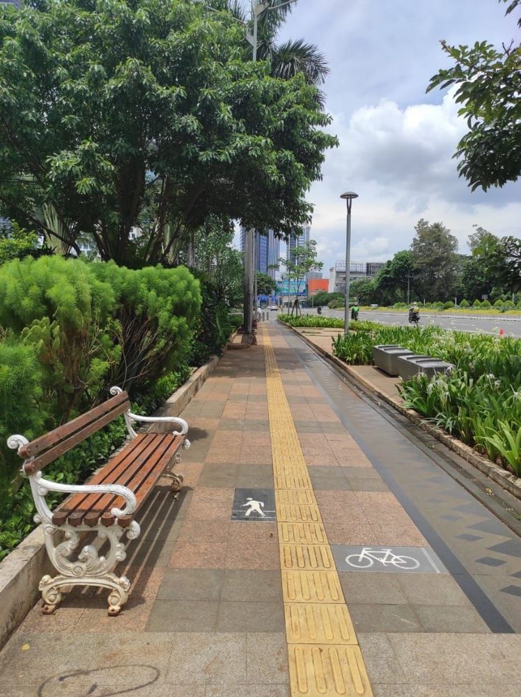 Local Guides Connect - Accessible road features: Tactile Pavement and ...