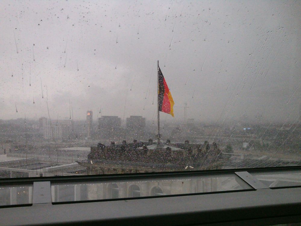 Cupula Reichstagsgebäudes con bandera Alemana.JPG