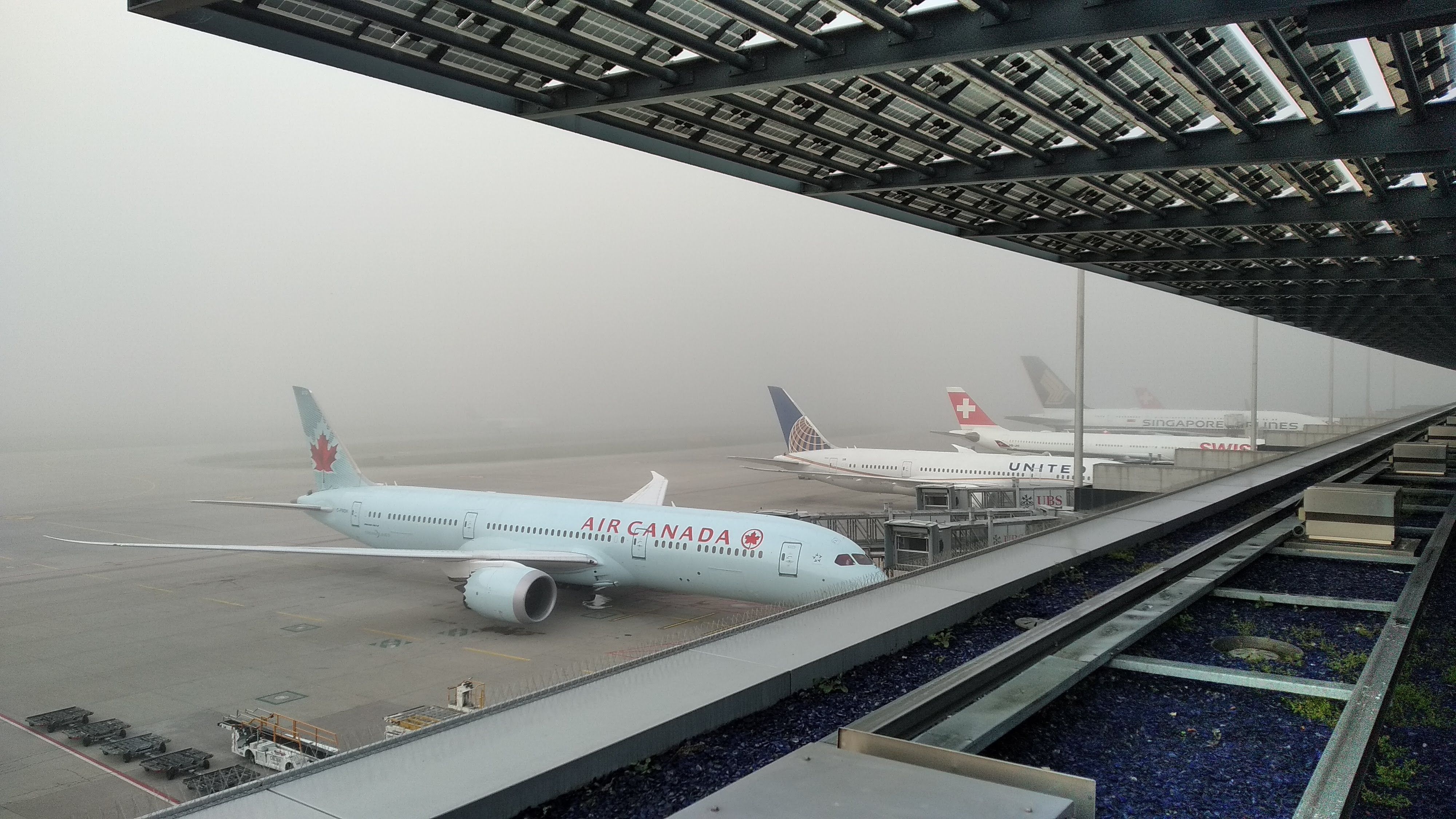 Early morning foggy Day at the Aspire Lounge, Schipol Airport, Amsterdam (Photo by RobAO)