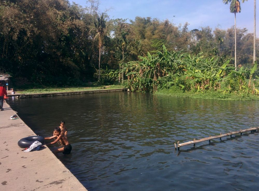 Sungai kecil di sebelah warung apung yang biasa di gunakan untuk berenang oleh penduduk sekitar.