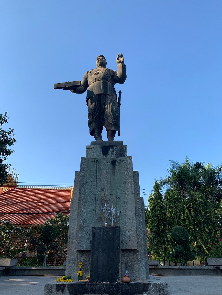 King Sawangvong Statue