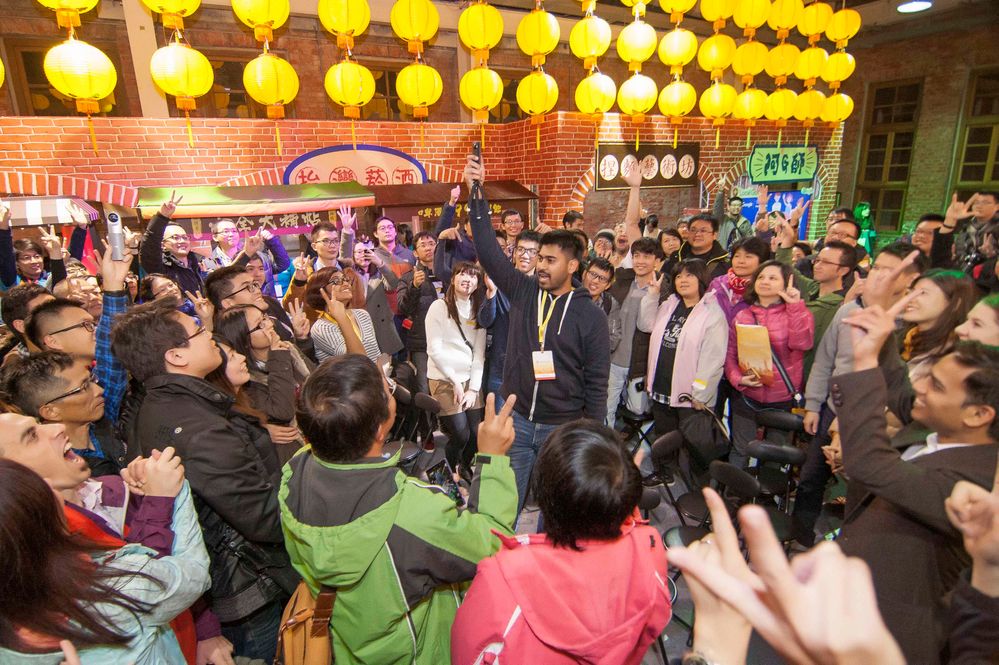 That's me in the middle, taking a 360° photo at the Taiwan Top Market Challenge event!