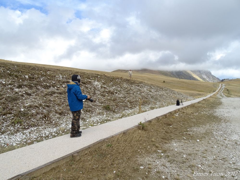 The path, with the Vettore mountain in the background