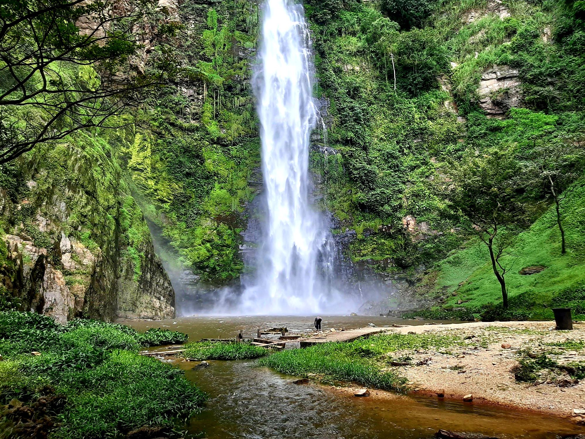 Caption; Wli waterfalls at a closer range. shot by LG @shola4sure