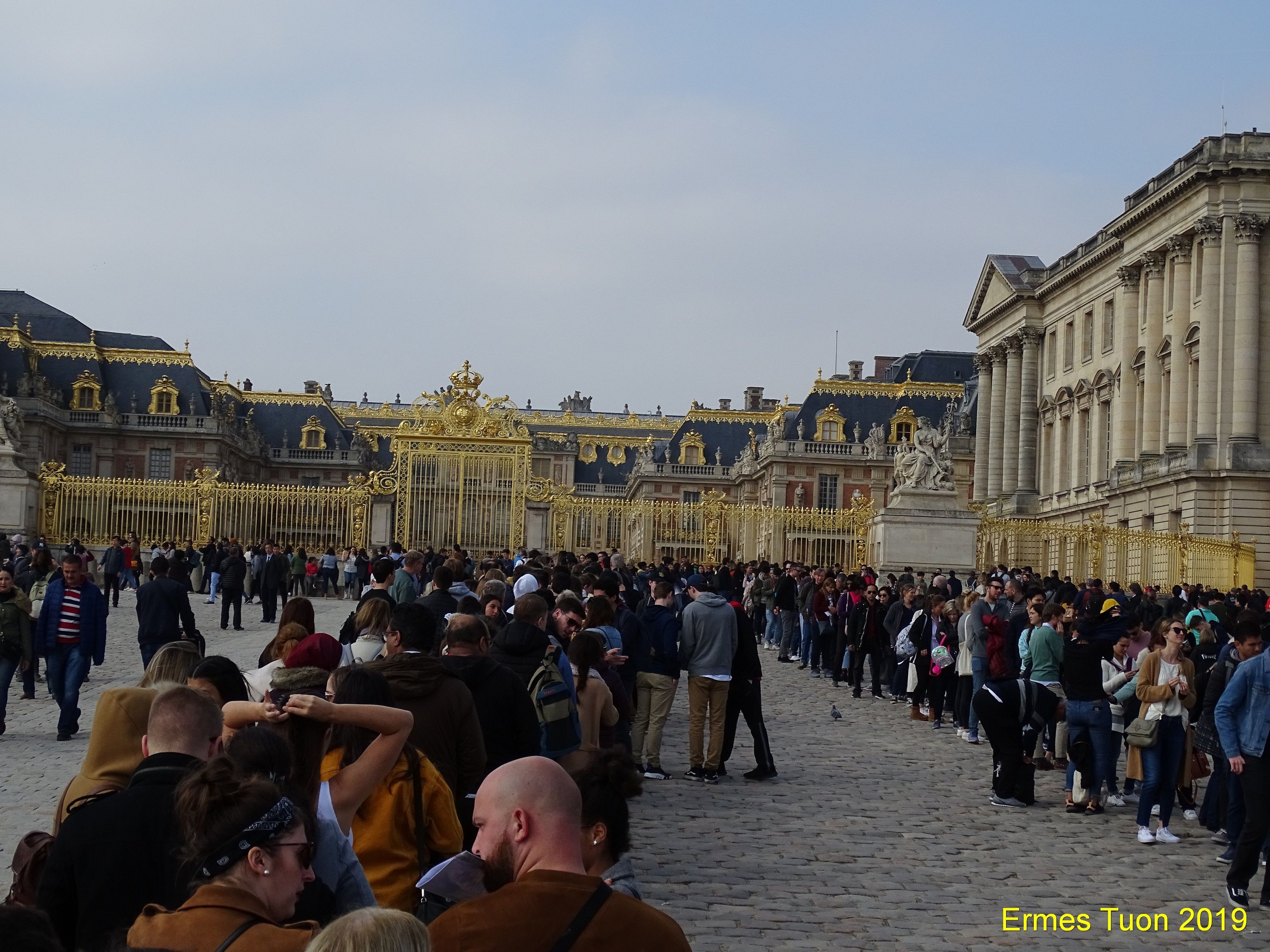Caption: The long queue for entering the Palave - Photo credit: Local Guide @ermest