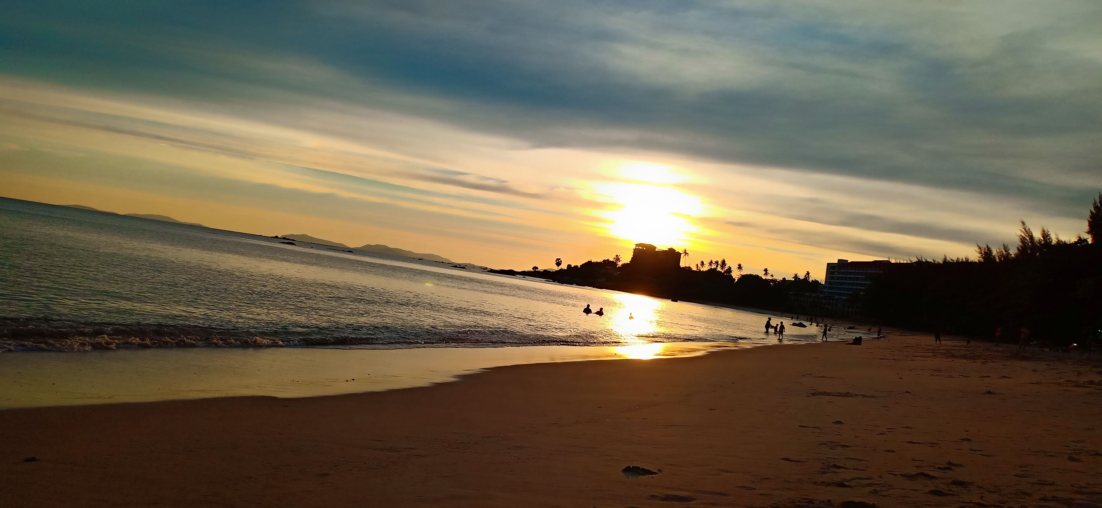 พระอาทิตย์กำลังจะลับขอบฟ้า ทีชายหาดพยูน เป็นชายหาดที่เป็นธรรมชาติ