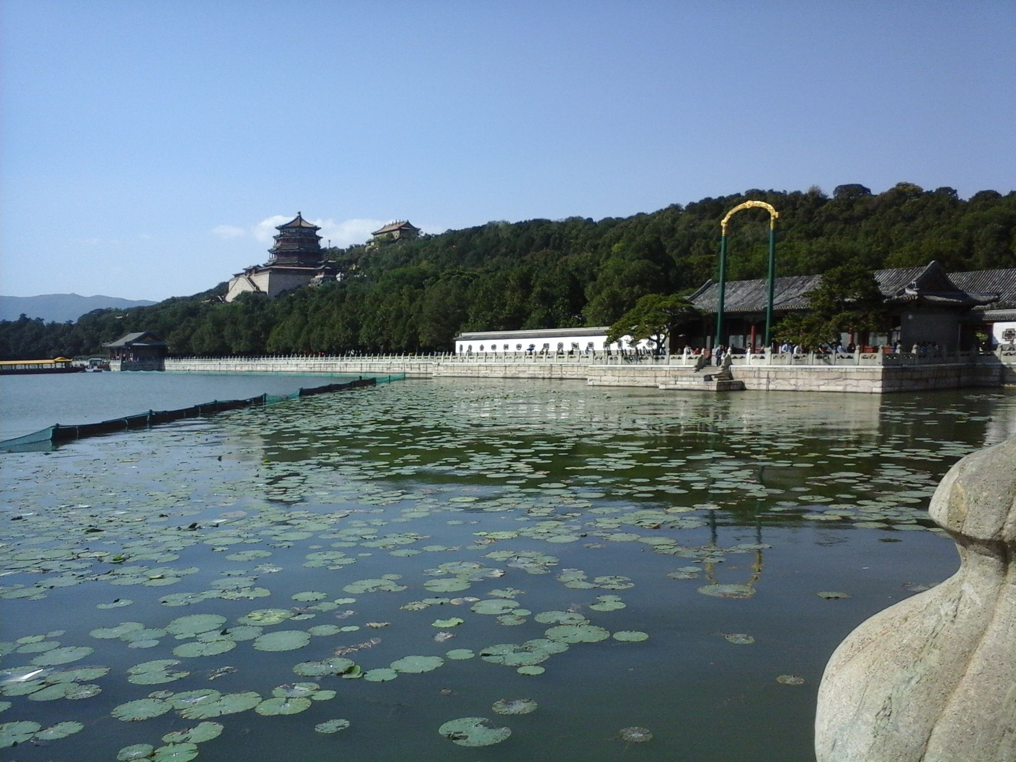 描述：一张颐和园的照片，前景是荷花湖，背景是主庙。(本地向导 @TsekoV)