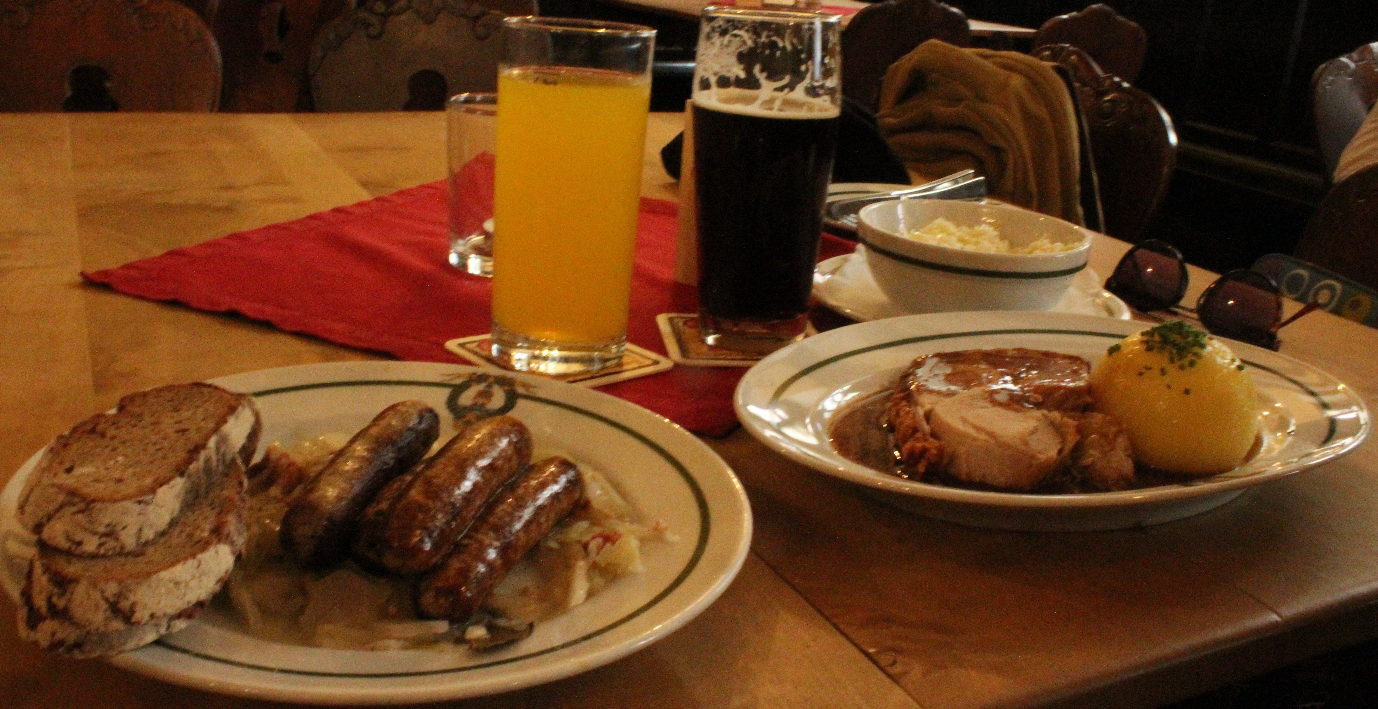 Bamberg style sausages with sauerkraut & bread and kesselfleisch