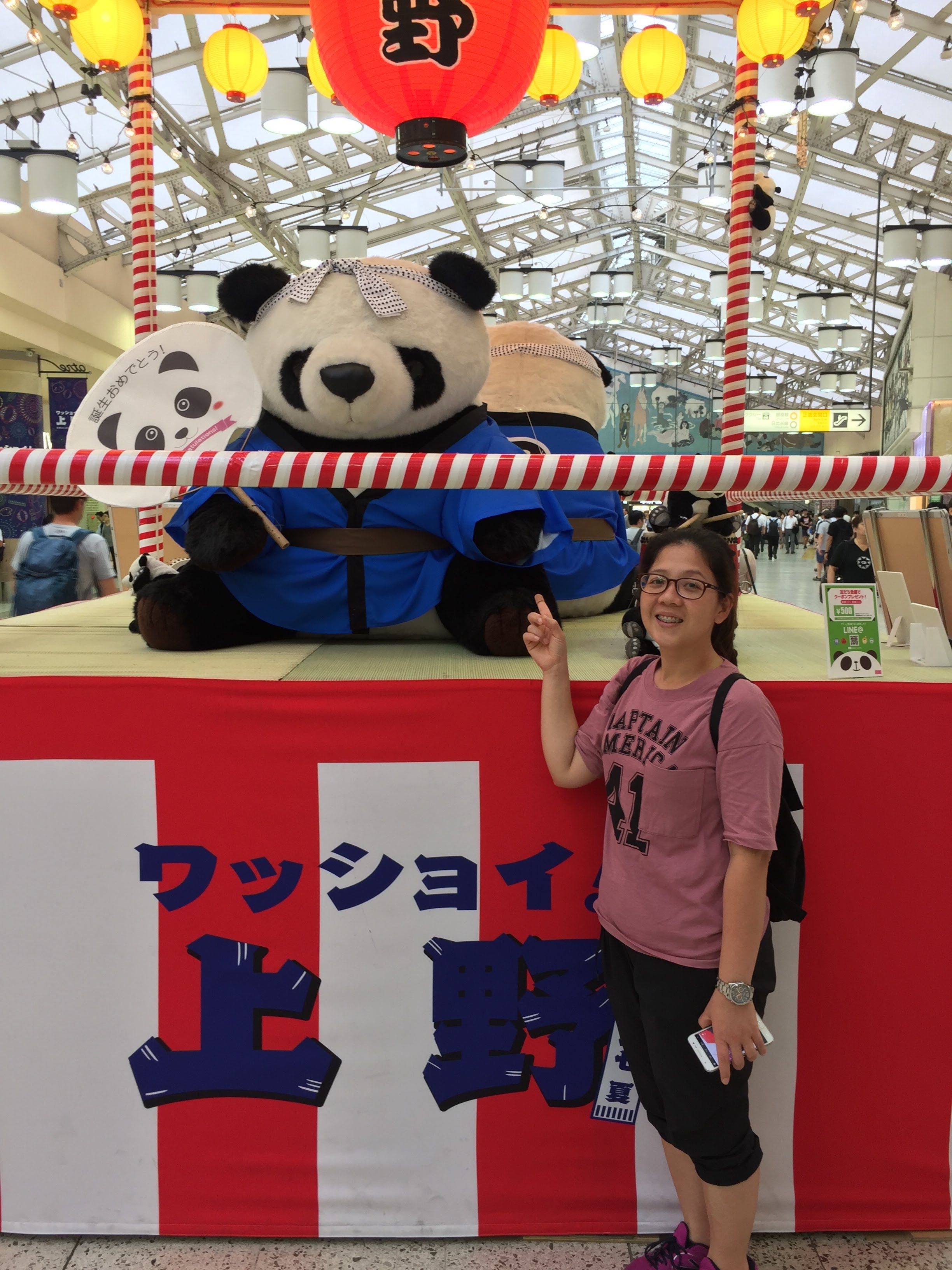 Berfoto dengan boneka panda di station ueno menuju ke station shibuya