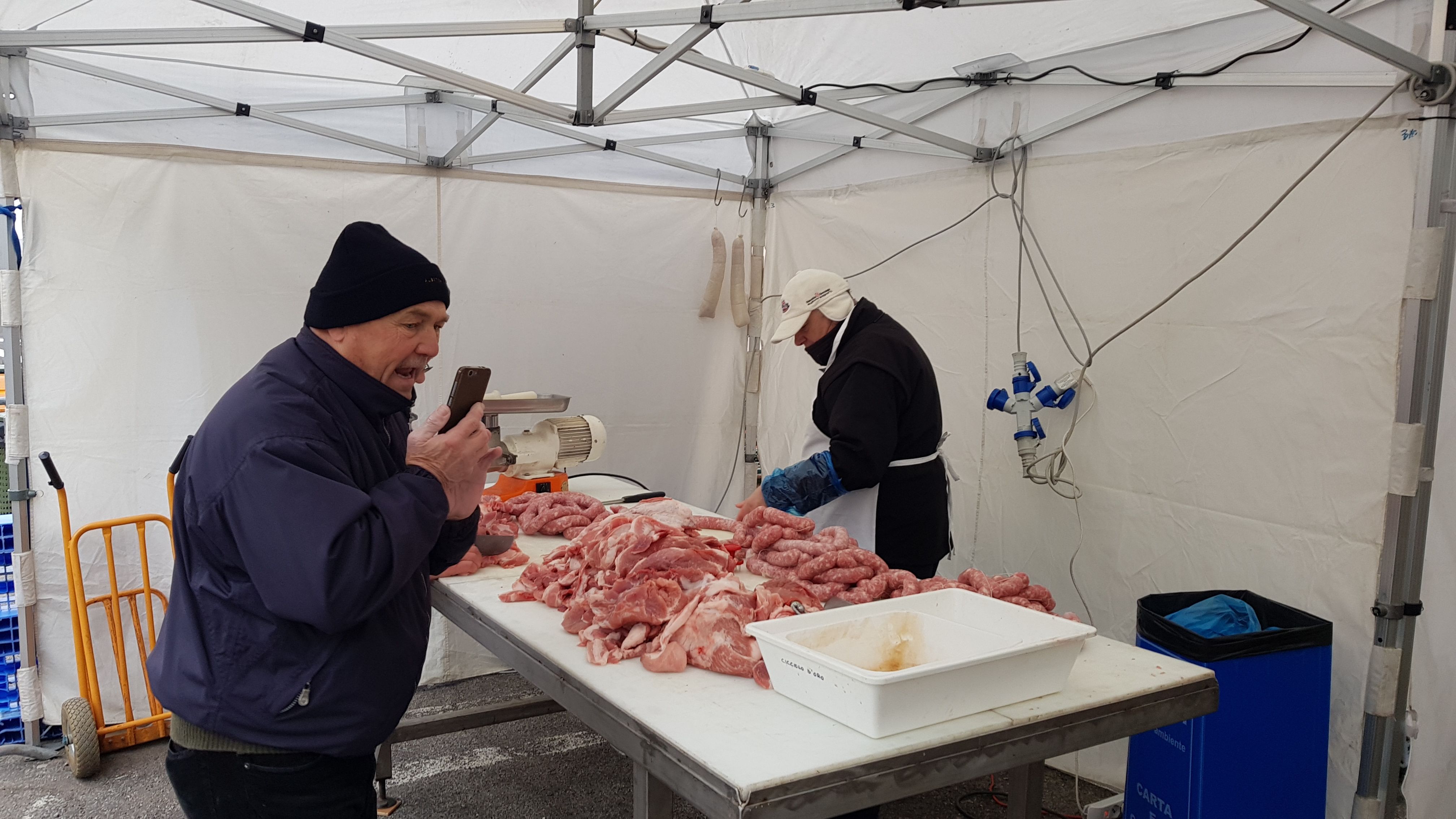 Lavorazione carne del maiale per produrre salsiccia