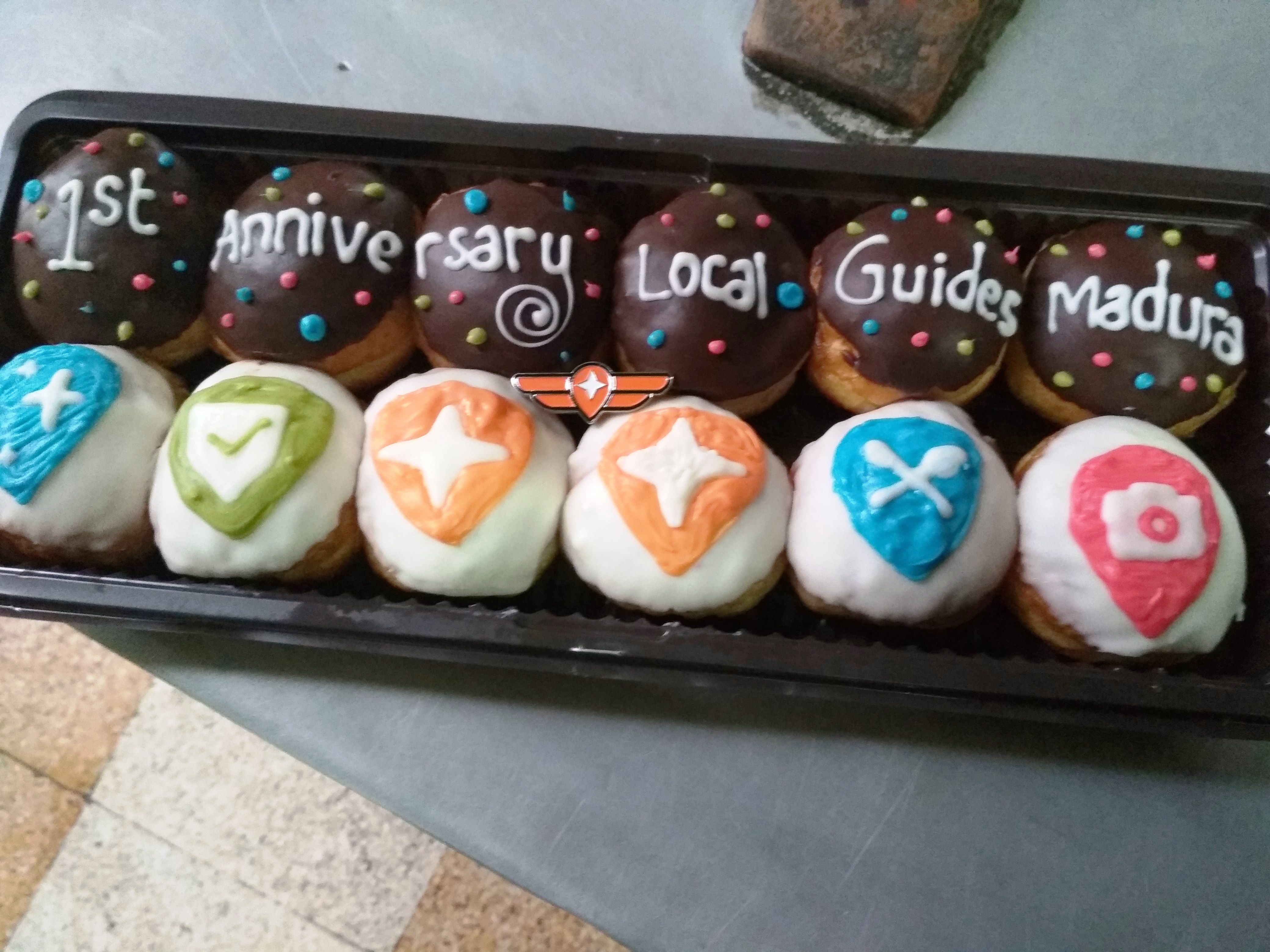 Pin LG dan kue spesial dari salah satu Local Guides Madura