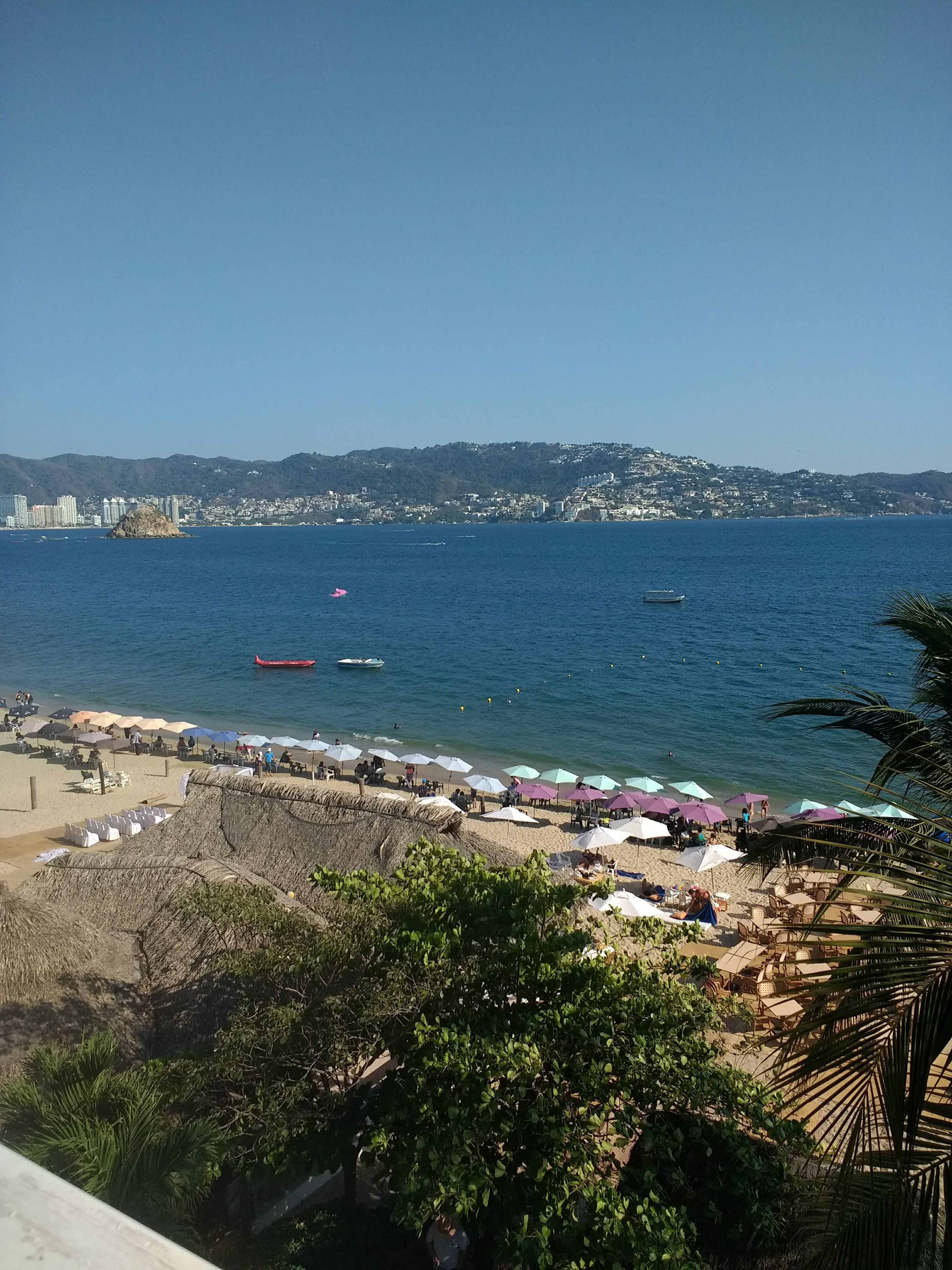 Fotografia tomada desde Hotel Krystal beach Acapulco , realmente hermoso