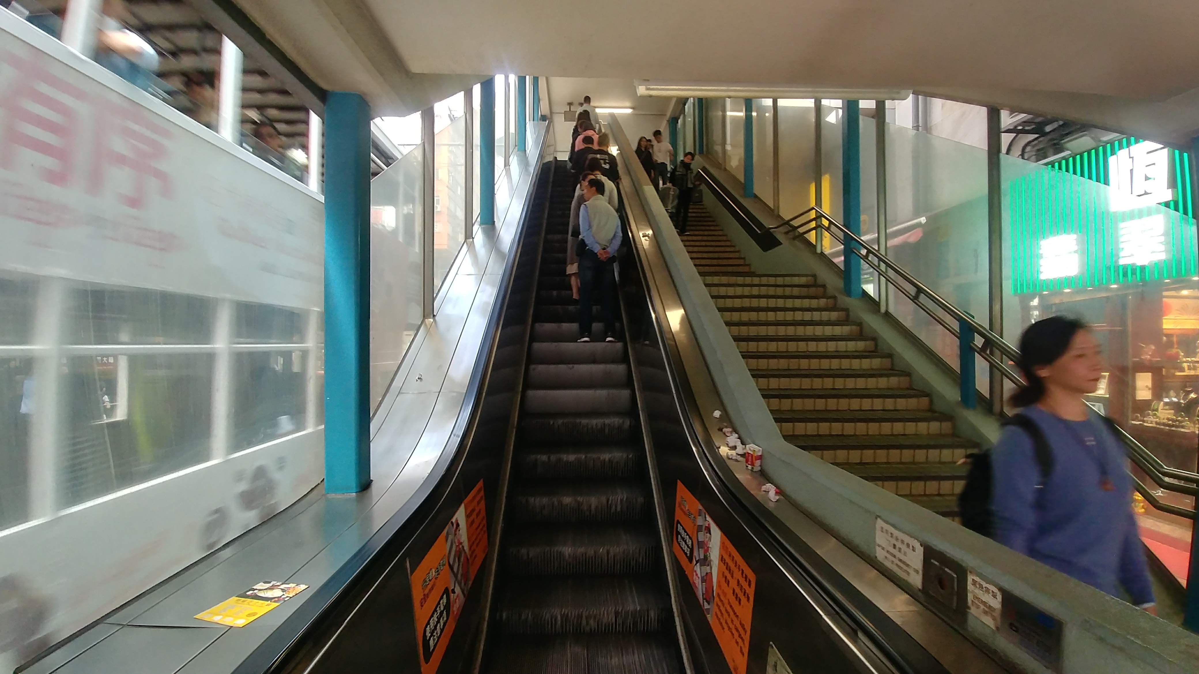 People only stand on the right of the escalator