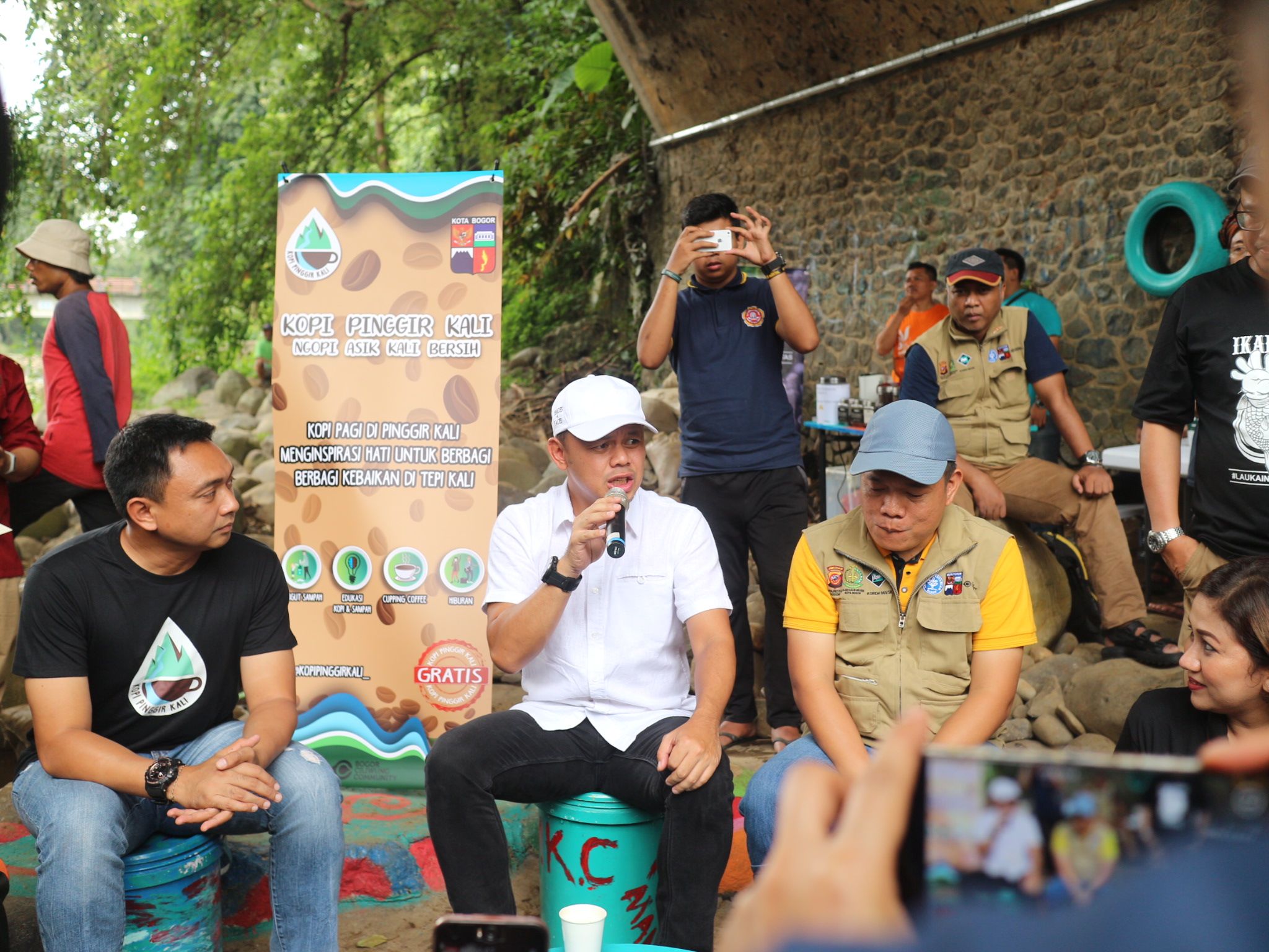 Bima Arya tSugiarto egaskan pentingnya sungai bersih demi kehidupan masyarakat Bogor yang lebih sehat. Walikota Bogor diapit oleh Camat Bogor Tengah Agus Syach dan KPC Een Wirawan Putra