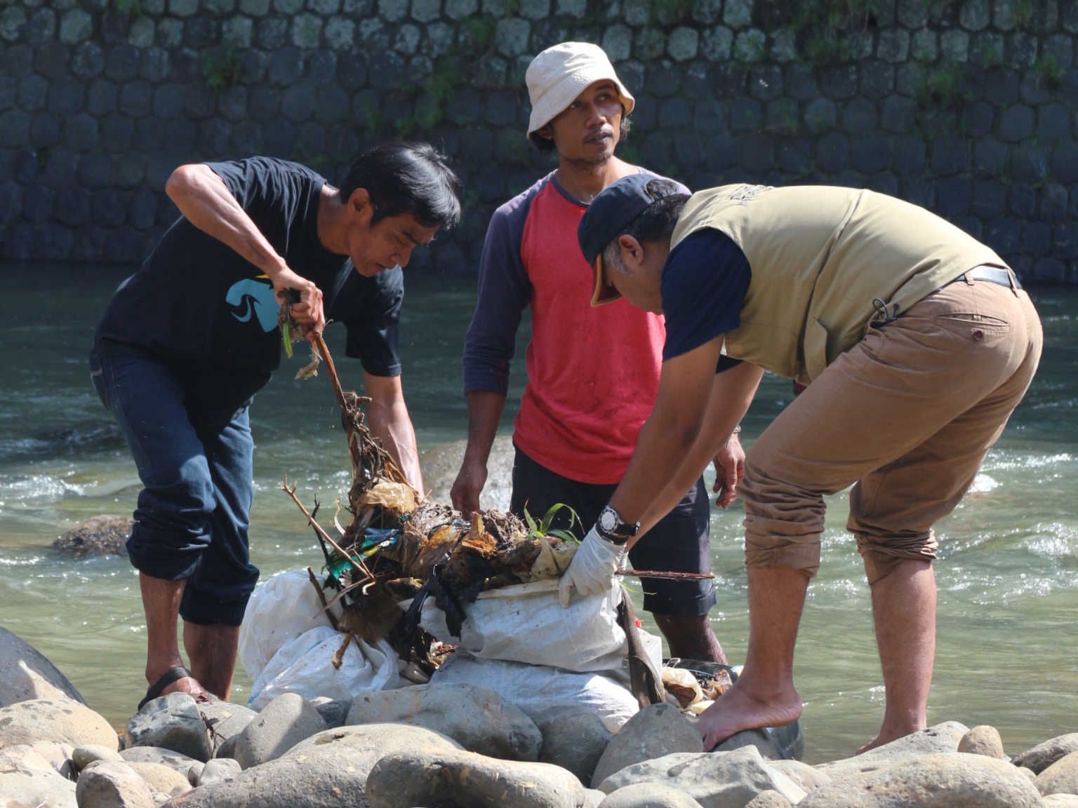 Para Relawan KPC tak ketinggalan pula terlibat memunguti sampah di Sungai Ciliwung. Mereka masukkan sampah ke dalam karung