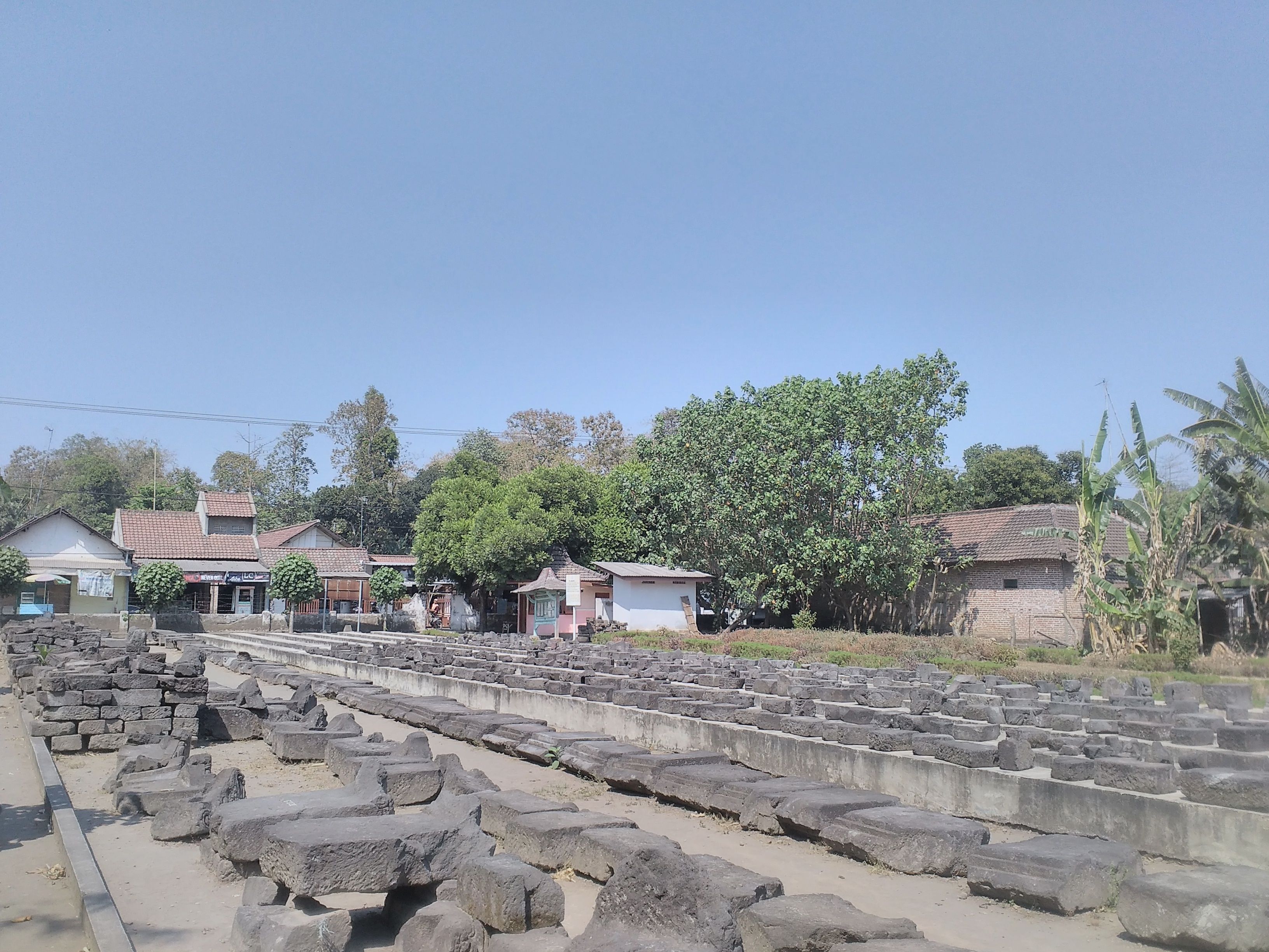 ini merupakan bagian-bagian dari candi yg telah diberi nomor untuk penyusunannya