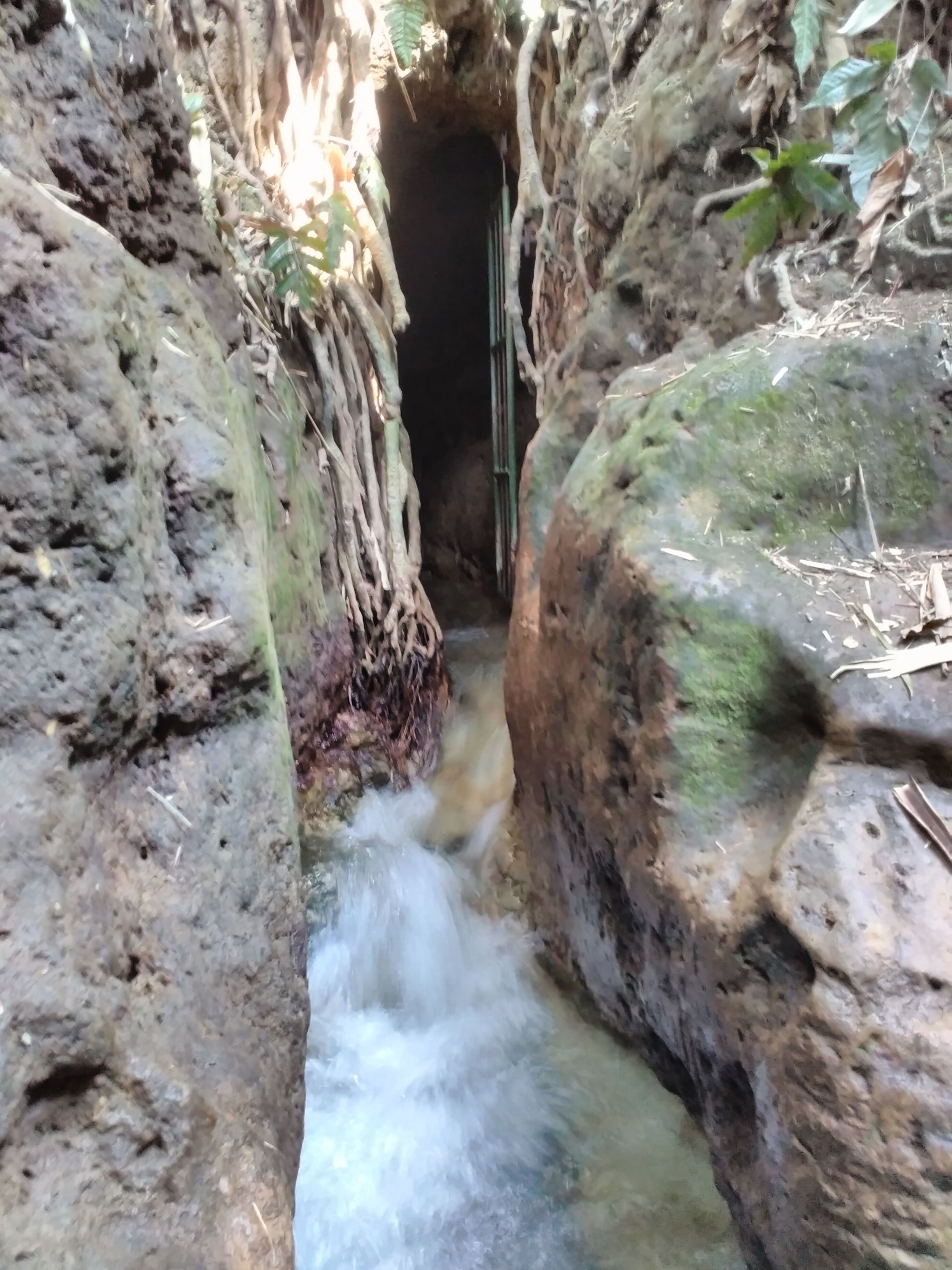 ini merupakan gua ketiga, dari gua ini terdapat aliran air yg lumayan deras dan menurut perkiraan ini merupakan aliran sungai bawah tanh