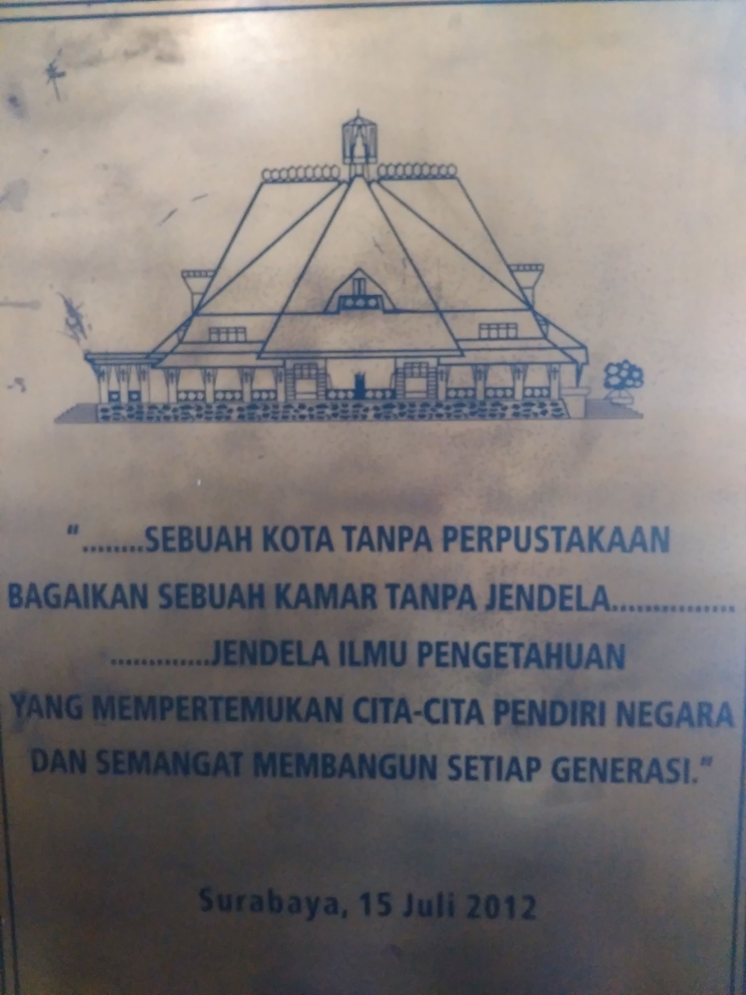 sebelum memasuki ruang dalam perpustakaan, setiap pengunjung pasti melhat plakat yang berkesan ini