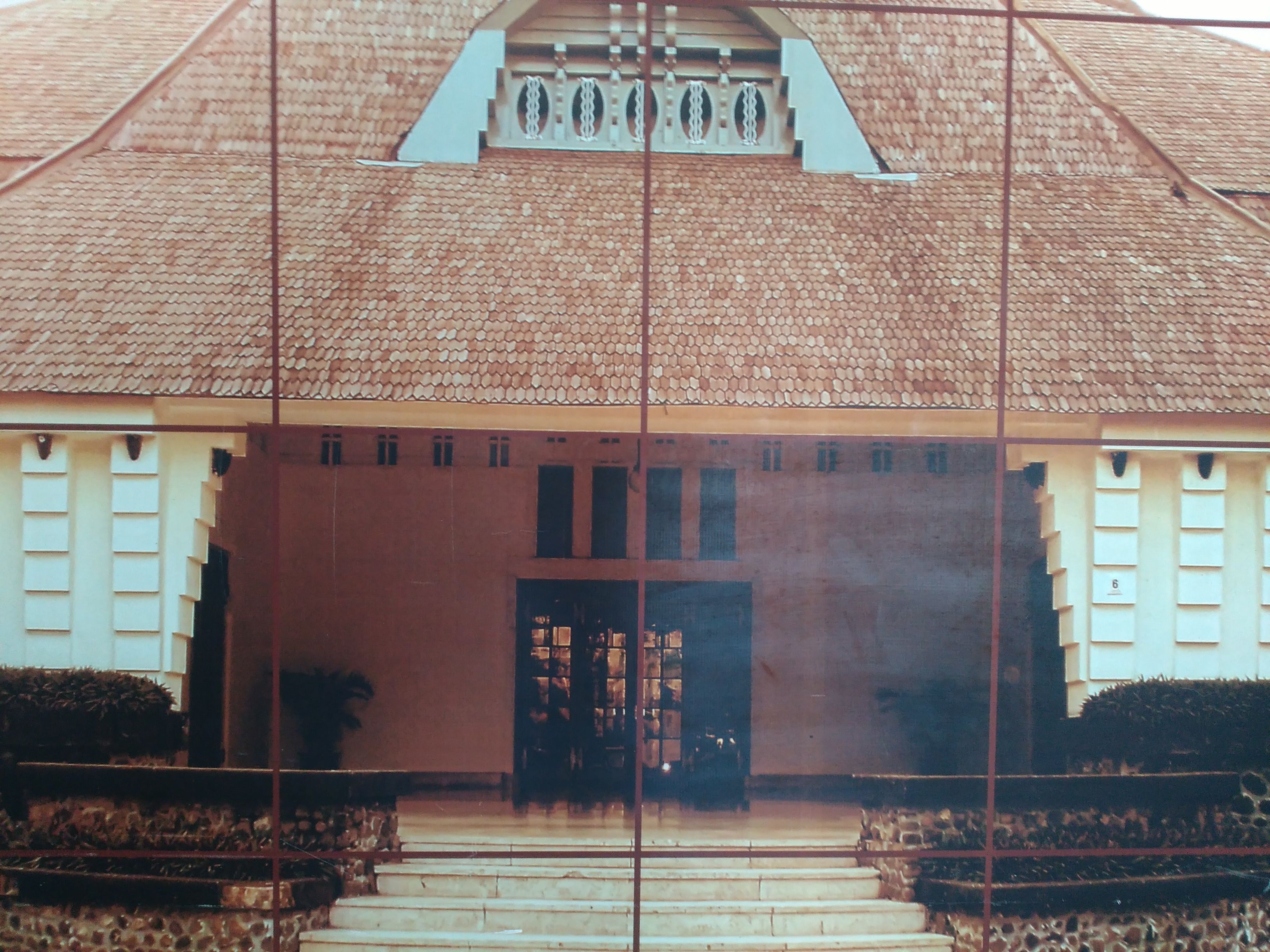 perpustakaan ini dahulu merupakan tempat tinggal gubernur de javasche bank, surabaya dan sekarang ini merupakan salah satu cagar budaya di Surabaya