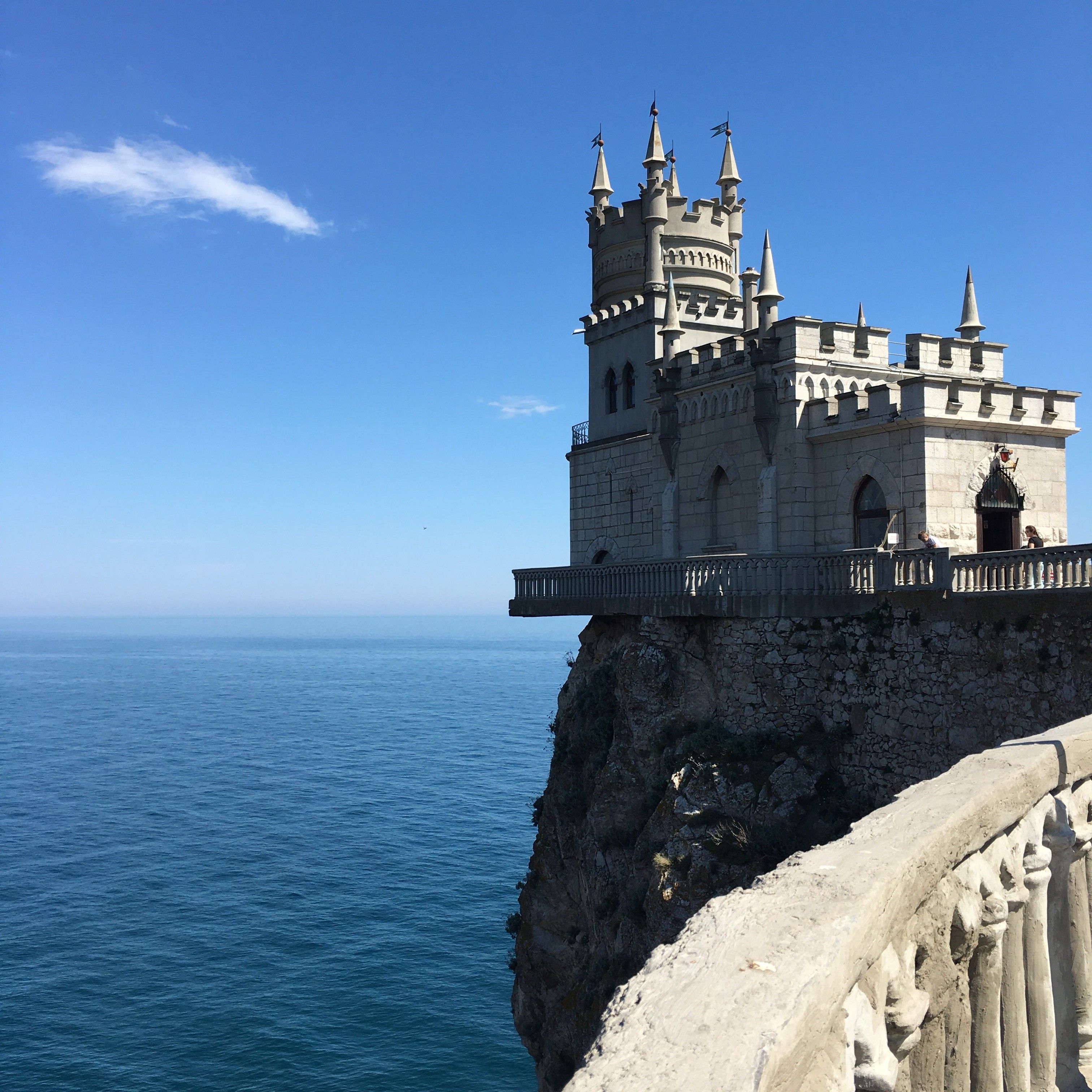 Надпись: Фотография замка Ласточкино гнездо на вершине скале Авроры, с видом на Черное море. (Местный Эксперт @MashaPS)