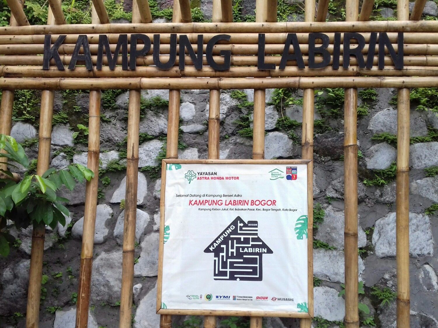 Kampung Labirin Bogor, potensi wisata yang sedang berkembang. Sarat cerita yang bisa dibagikan kepada yang belum berkunjung ke sana.
