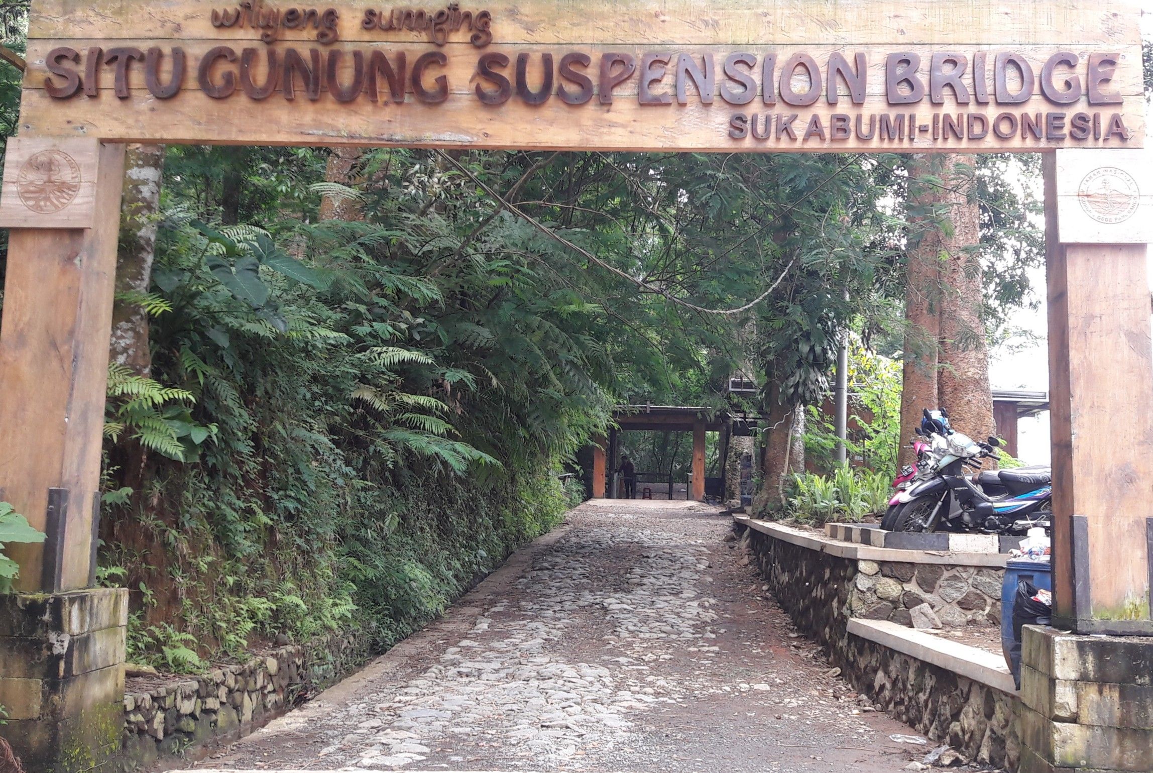 Ini merupakan pintu masuk di area wisata situ gunung