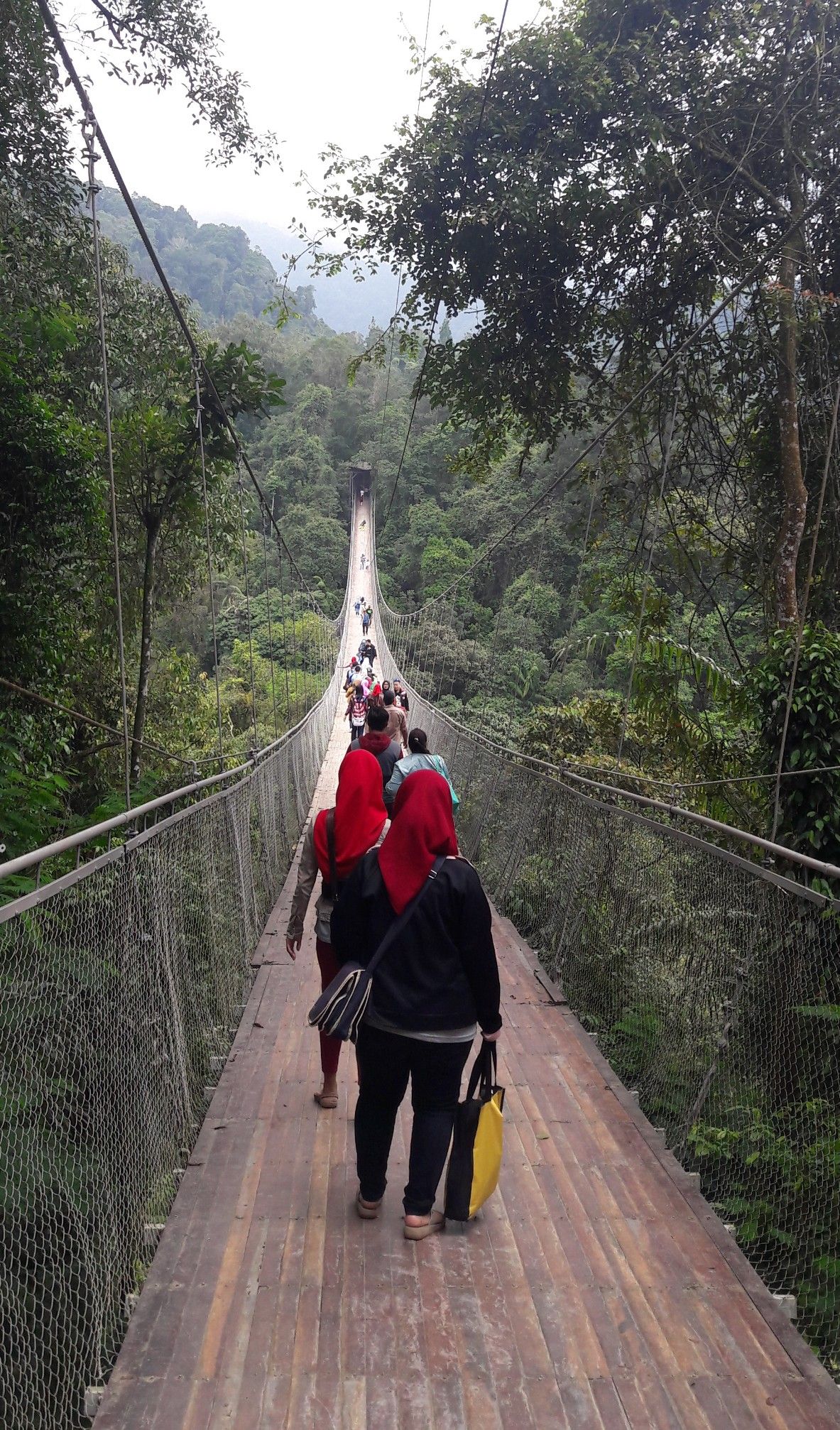 Ini adalah jembatan gantung situ gunung.jembatan gantung terpanjang di Indonesia