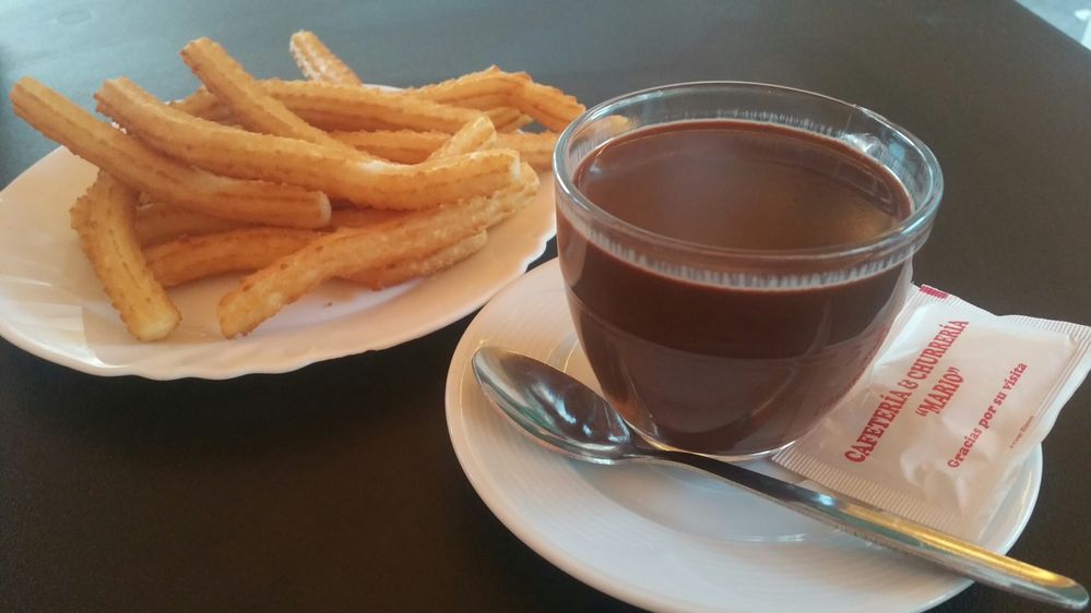 Leyenda: un riquísimo desayuno con mis compañeras de trabajo. De vez en cuando nos tomamos un chocolate caliente con churros. (LG@AlejandraMaria)