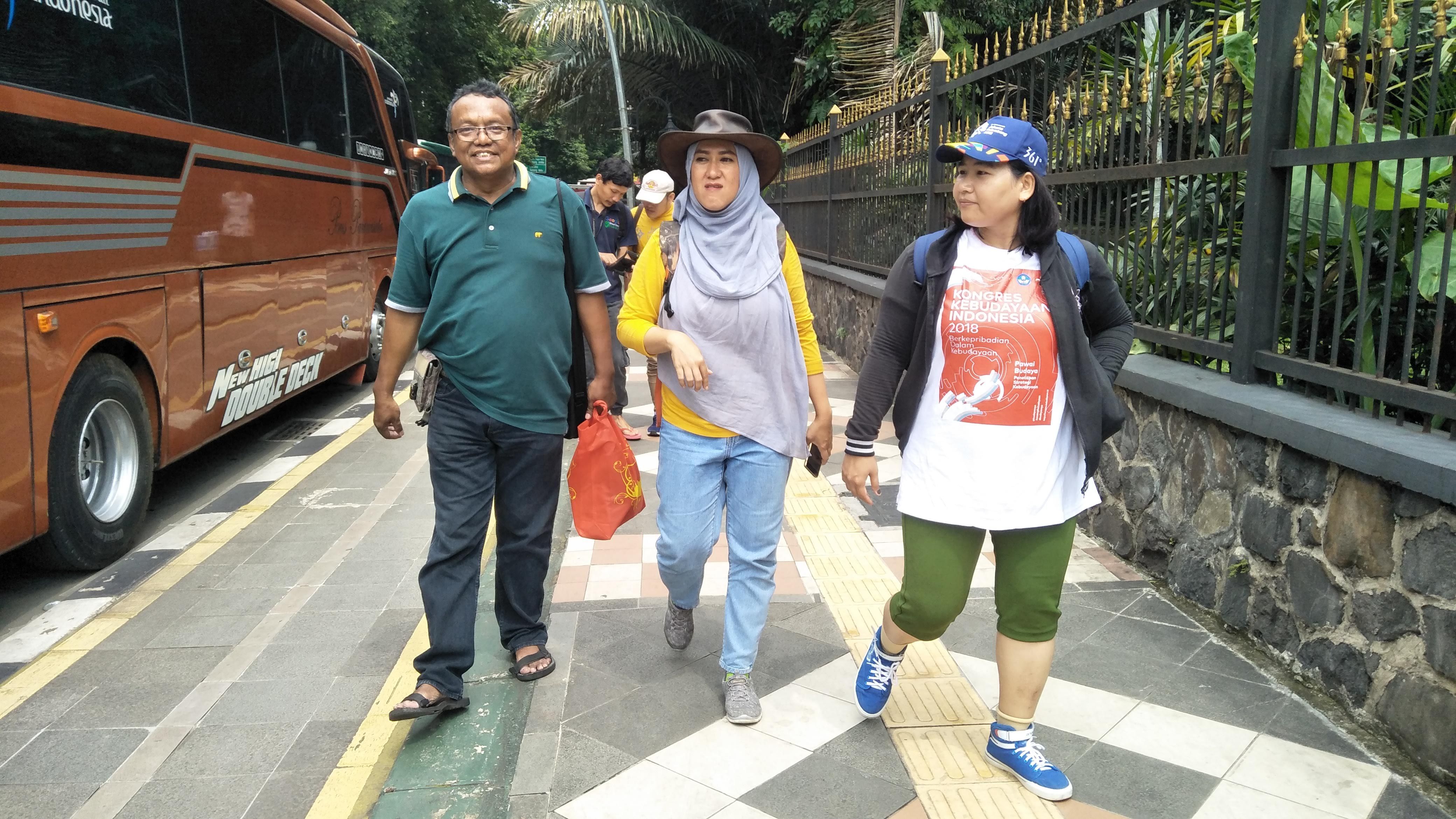 Tiga orang peserta berjalan di sisi depan menuju lokasi tujuan. Credit to Suparno Jumar.