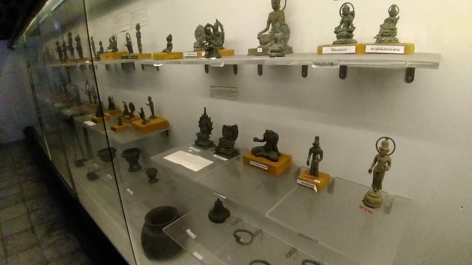 Ruang Patung retual. Aneka patung peninggalan Hindu dan Budha. terbuat dati logam. dok pribadi