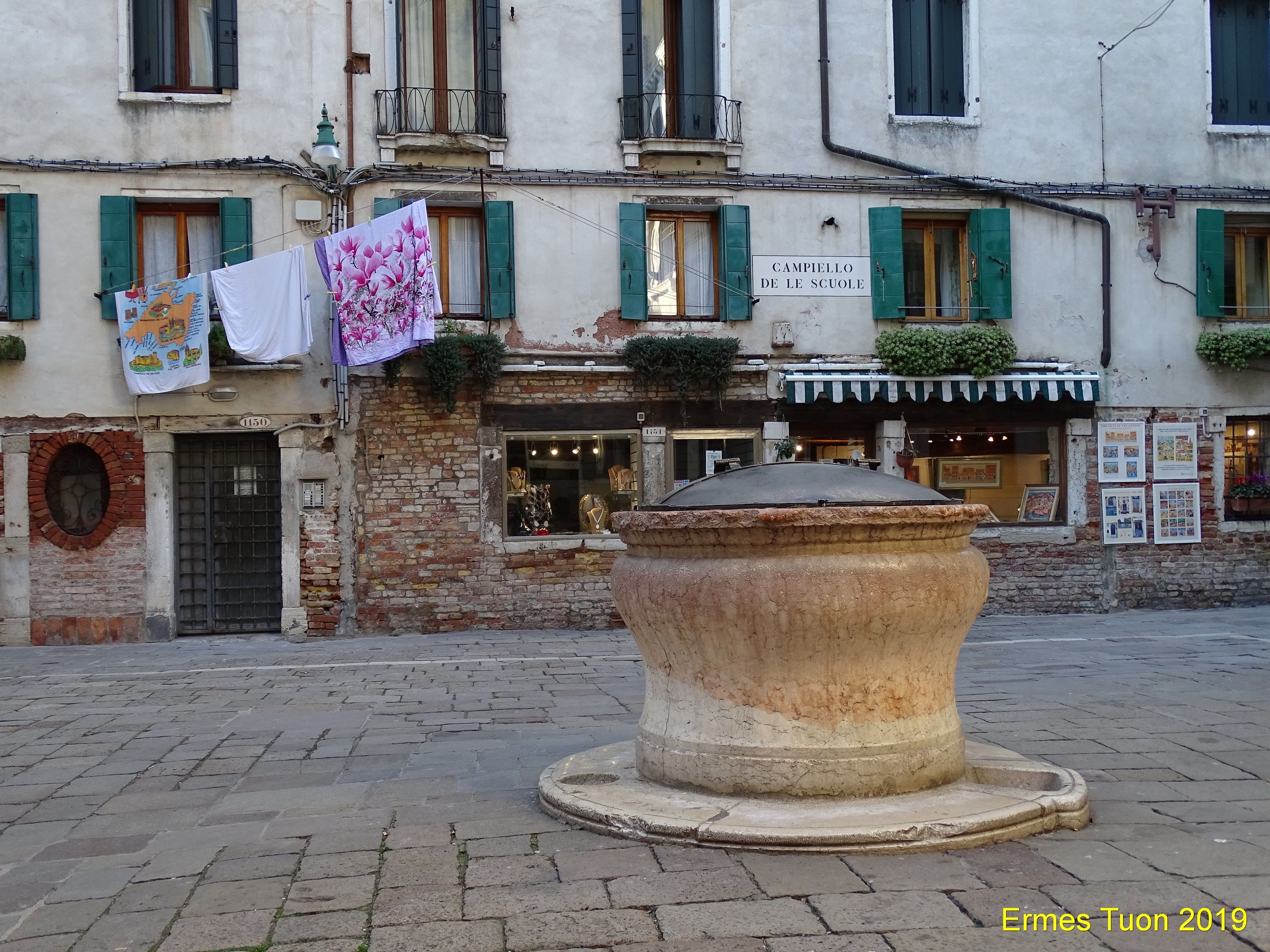 Caption: an ancient well on the Jewish ghetto - Venice - Local guide @ermest
